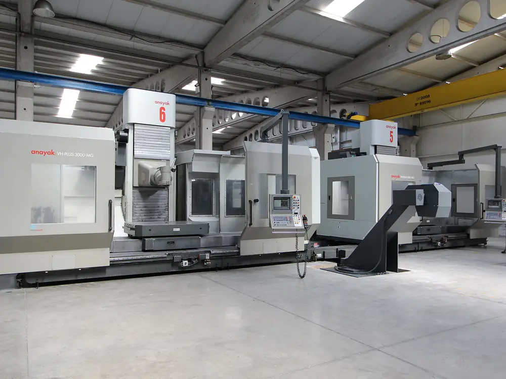 Frezarki CNC w hali produkcyjnej — zdjęcie poglądowe