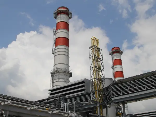 Elektrownia gazowa z turbinami gazowymi — zdjęcie poglądowe