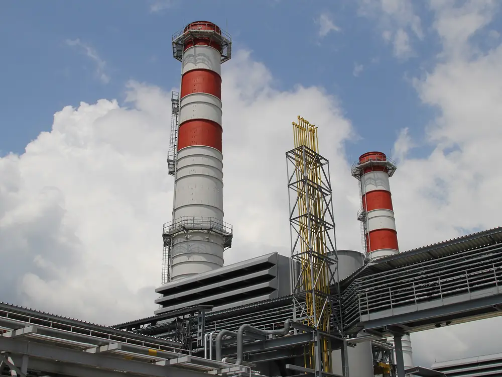 Elektrownia gazowa z turbinami gazowymi — zdjęcie poglądowe