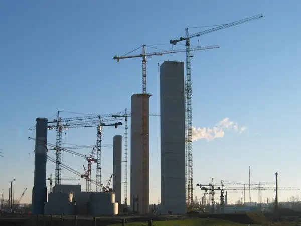 Budowa elektrowni — żurawie na placu budowy — zdjęcie poglądowe