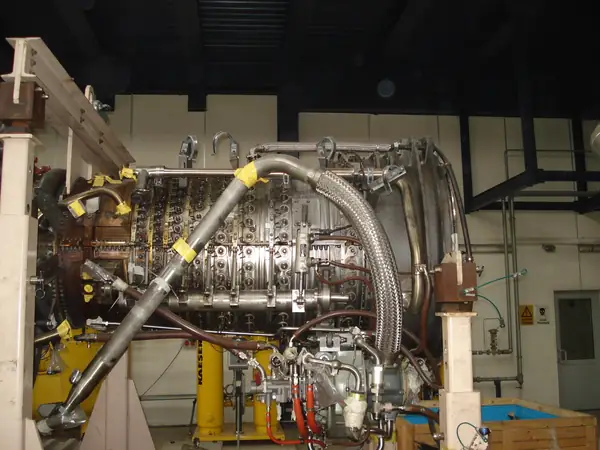 Turbina gazowa GE LM6000 podczas przeglądu — zdjęcie poglądowe