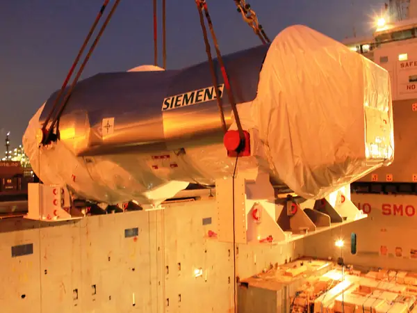 Przemysłowa turbina gazowa Siemens podczas załadunku na statek — zdjęcie poglądowe